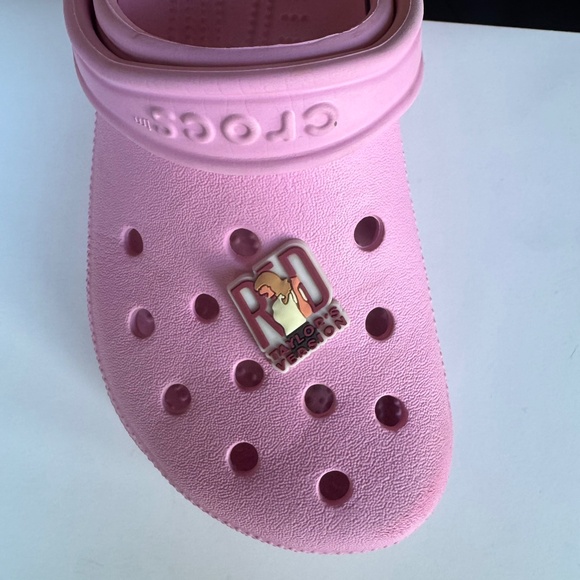 Taylor Swift Croc Pin - Taylor’s Version Red - Picture 4 of 4